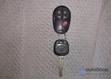 2014 Toyota Sienna Le V6 8 Passenger z USA, uszkodzony, nr VIN 5TDKK3DC6ES521804